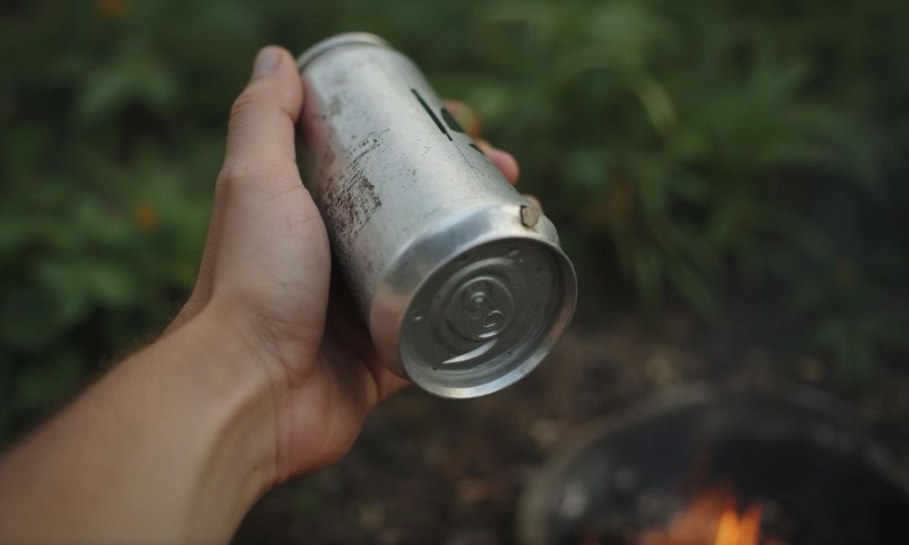 Allumer un feu avec une canette : 7 étapes pour maîtriser cette technique solaire