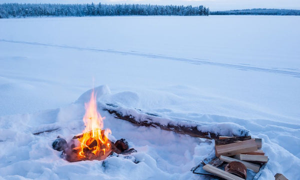 Allumer un feu par temps froid : 4 techniques pour rester au chaud en conditions extrêmes