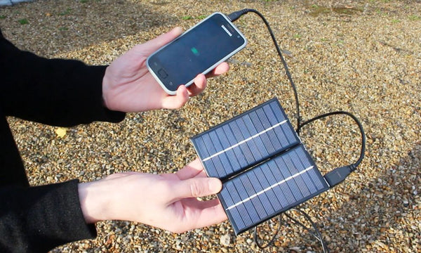 Chargeur Solaire : 5 Raisons de l’Adopter en Pleine Nature