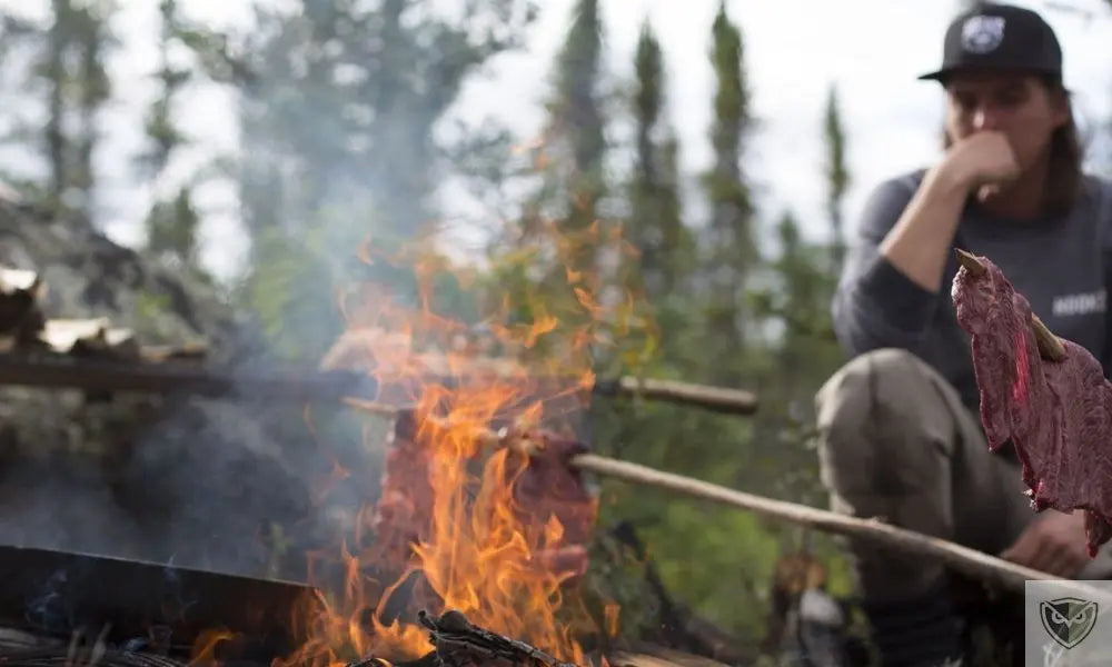 Cuisiner en Survie : 5 Techniques pour Préparer et Conserver la Viande en Milieu Sauvage