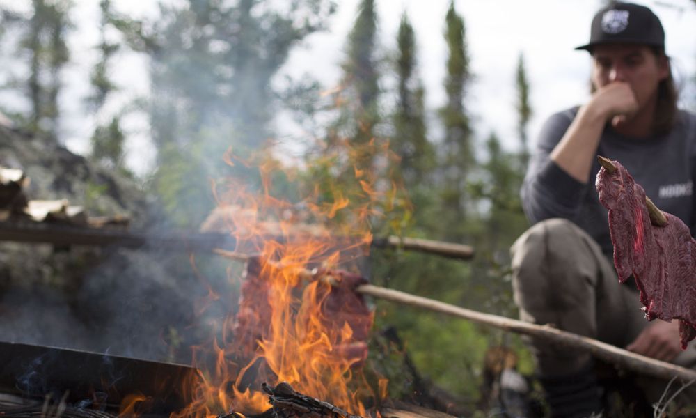 Cuisiner en Survie : 5 Techniques pour Préparer et Conserver la Viande en Milieu Sauvage