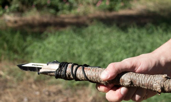 Fabriquer des Armes Tranchantes : 5 Méthodes Simples et Efficaces en Survie