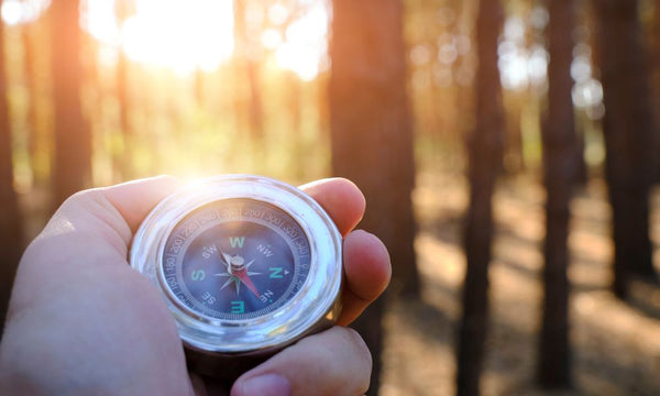 Montre Tactique, Boussole & Jumelles : Les Incontournables pour une Orientation Parfaite en Randonnée