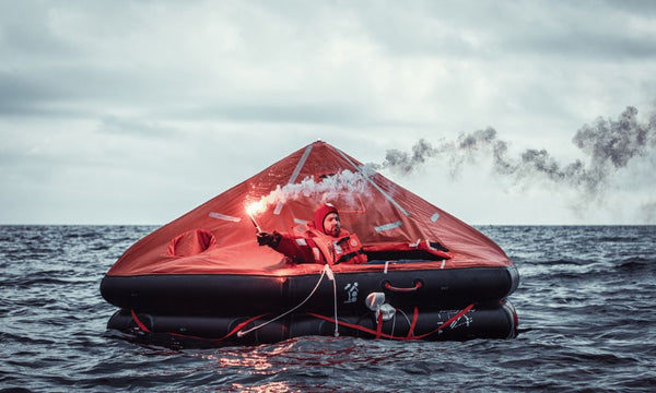 Radeaux de sauvetage : 4 règles vitales pour survivre à bord en pleine mer