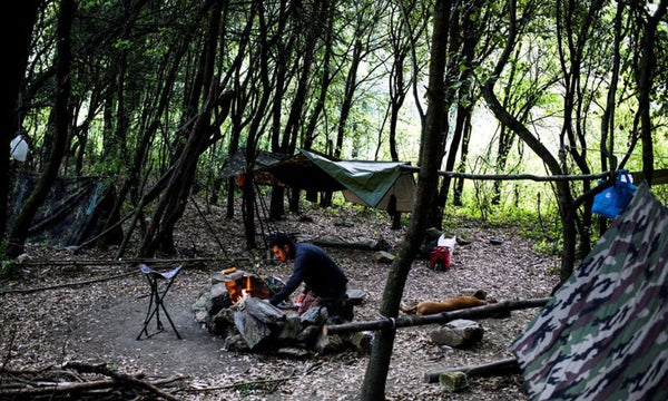 Survivre Sans Matériel : 5 Astuces Pour Créer Votre Table et Vos Ustensiles