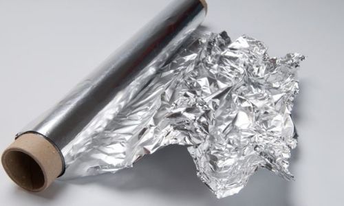 Utilisation du papier d'aluminium pour la survie